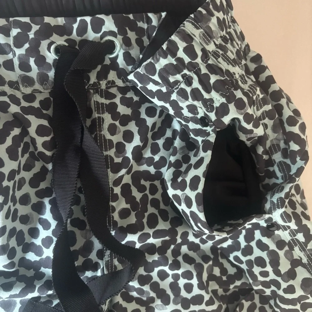 Lululemon Spring Break Away Shorts Ace Spot Blue Black 4-Way Stretch Size 8